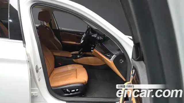 BMW 5 Series 2023 — ფოტო 18/20