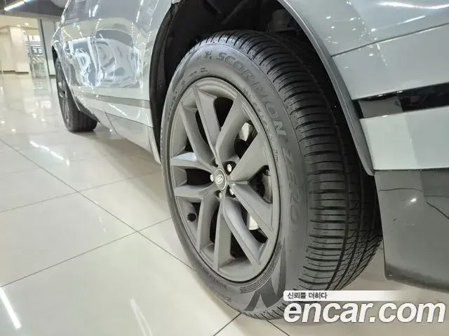 Land Rover Range Rover Velar 2025 — Şəkil 13/19
