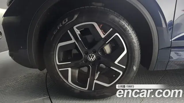 Volkswagen Touareg 2024 — ფოტო 17/20