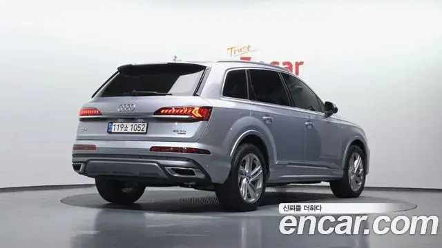 Audi Q7 2021 — Фото 2/20