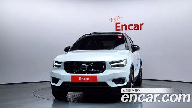 Volvo XC40 2018 — ფოტო 9/20