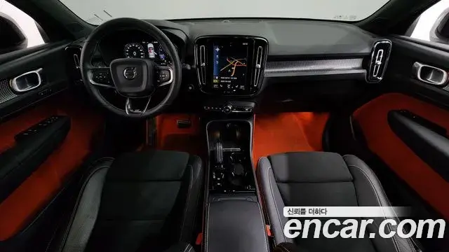 Volvo XC40 2018 — ფოტო 16/20