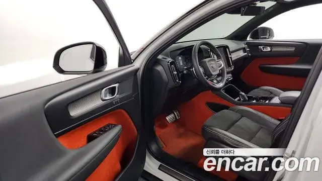 Volvo XC40 2018 — ფოტო 6/20