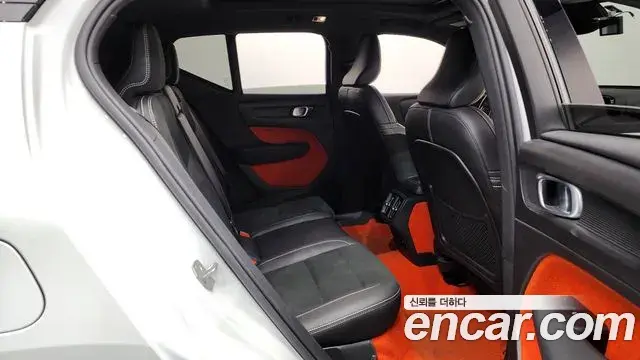 Volvo XC40 2018 — ფოტო 2/20