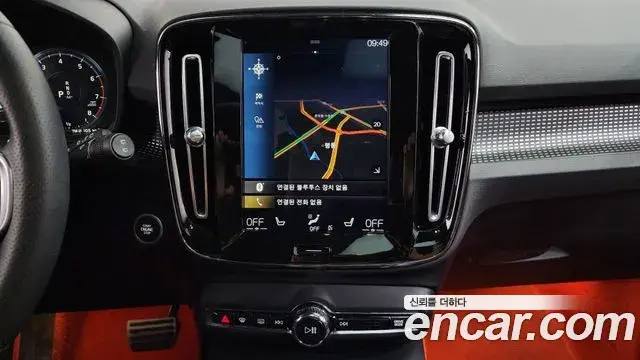 Volvo XC40 2018 — ფოტო 13/20