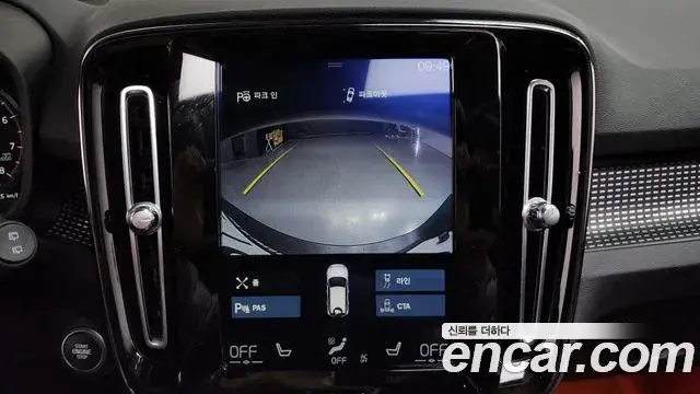 Volvo XC40 2018 — ფოტო 18/20