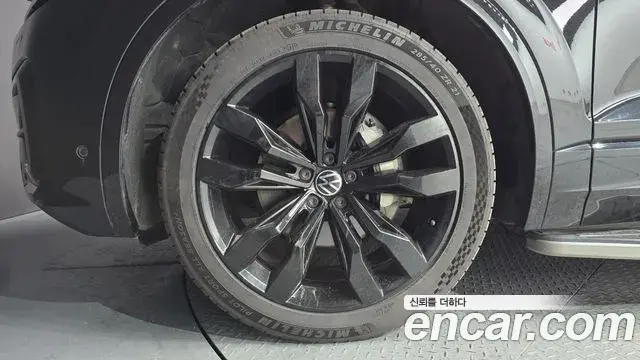 Volkswagen Touareg 2023 — Şəkil 17/20