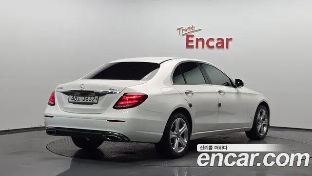 Mercedes-Benz E-Class 2018 — Photo 9/20