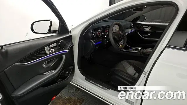 Mercedes-Benz E-Class 2018 — Photo 1/20