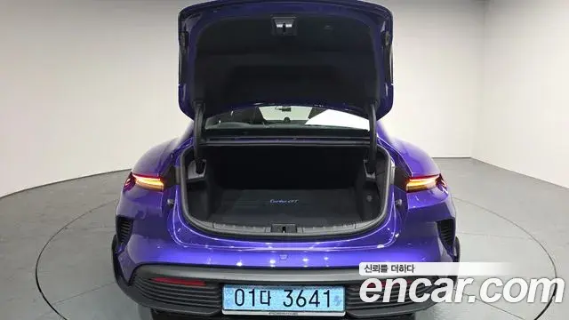 Porsche Taycan 2025 — Photo 18/20