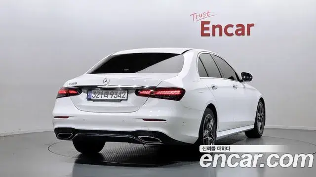 Mercedes-Benz E-Class 2022 — Photo 12/20