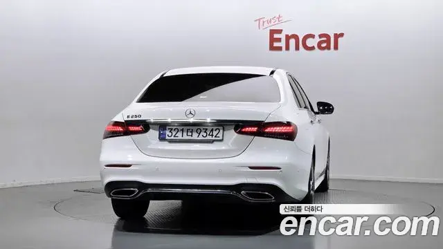 Mercedes-Benz E-Class 2022 — Photo 14/20