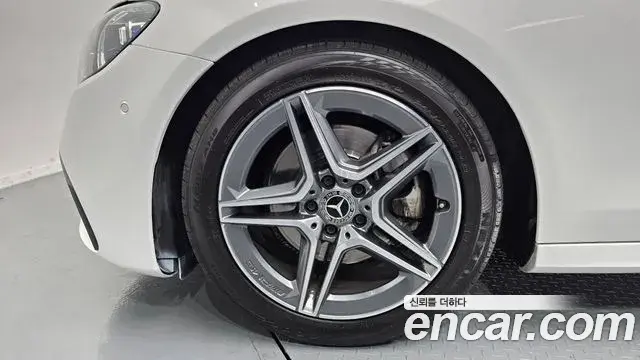 Mercedes-Benz E-Class 2022 — Photo 20/20
