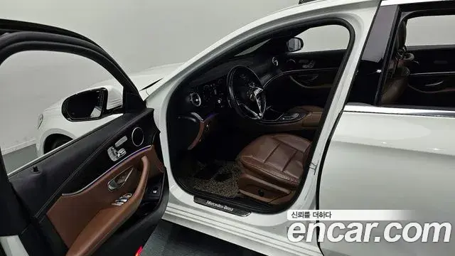 Mercedes-Benz E-Class 2022 — Photo 8/20