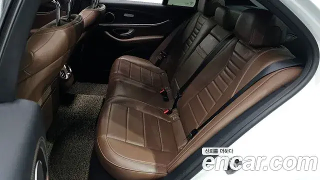 Mercedes-Benz E-Class 2022 — Photo 15/20