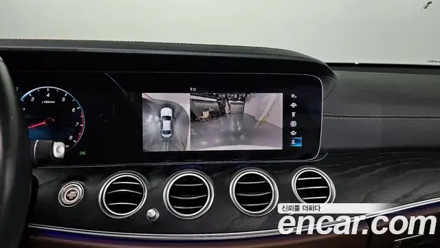 Mercedes-Benz E-Class 2022 — Photo 17/20