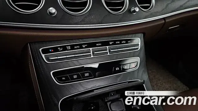 Mercedes-Benz E-Class 2022 — Photo 5/20