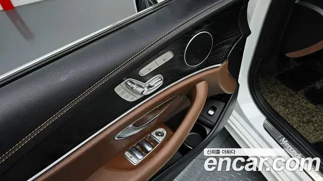 Mercedes-Benz E-Class 2022 — Photo 1/20