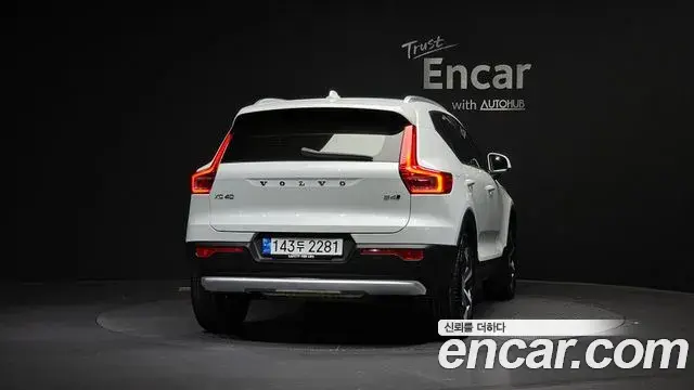 Volvo XC40 2023 — ფოტო 8/20