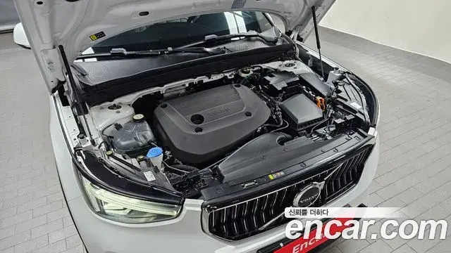 Volvo XC40 2023 — ფოტო 17/20