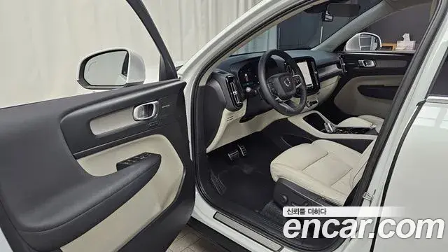 Volvo XC40 2023 — ფოტო 1/20
