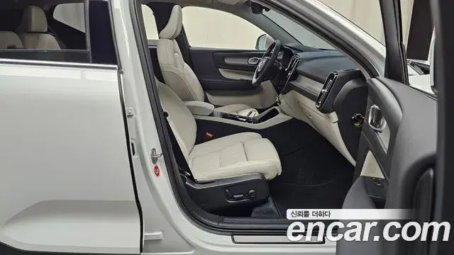 Volvo XC40 2023 — ფოტო 12/20