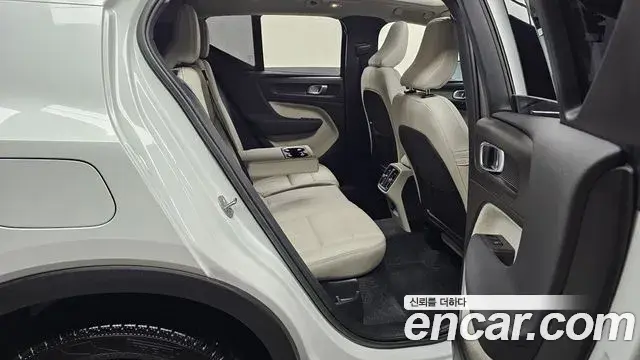 Volvo XC40 2023 — ფოტო 3/20