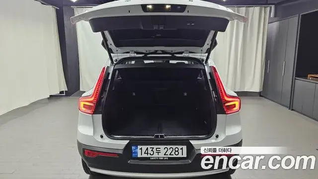 Volvo XC40 2023 — ფოტო 7/20