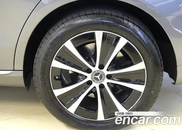Mercedes-Benz E-Class 2021 — Photo 4/20