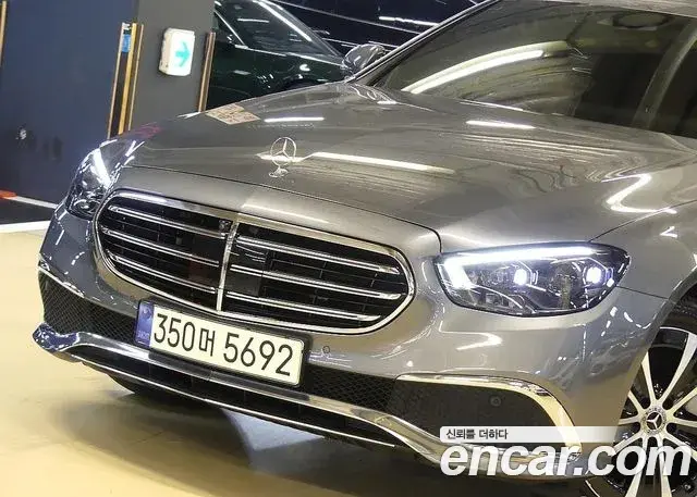 Mercedes-Benz E-Class 2021 — Photo 5/20