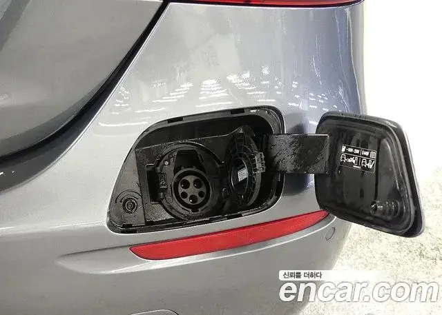 Mercedes-Benz E-Class 2021 — Photo 13/20