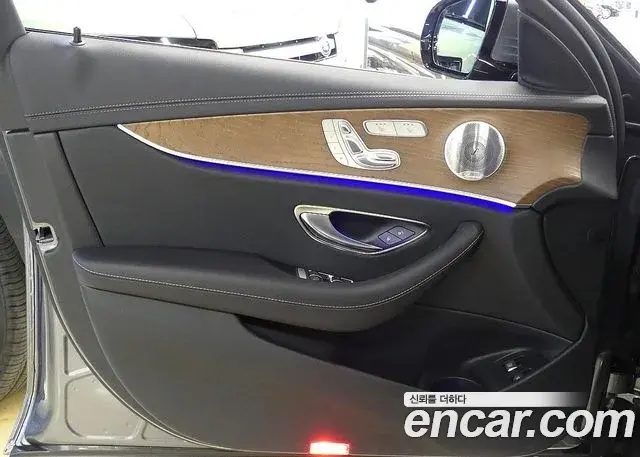 Mercedes-Benz E-Class 2021 — Photo 14/20