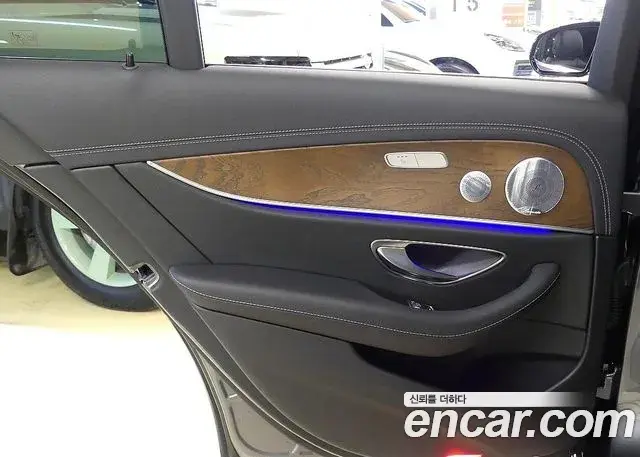 Mercedes-Benz E-Class 2021 — Photo 3/20