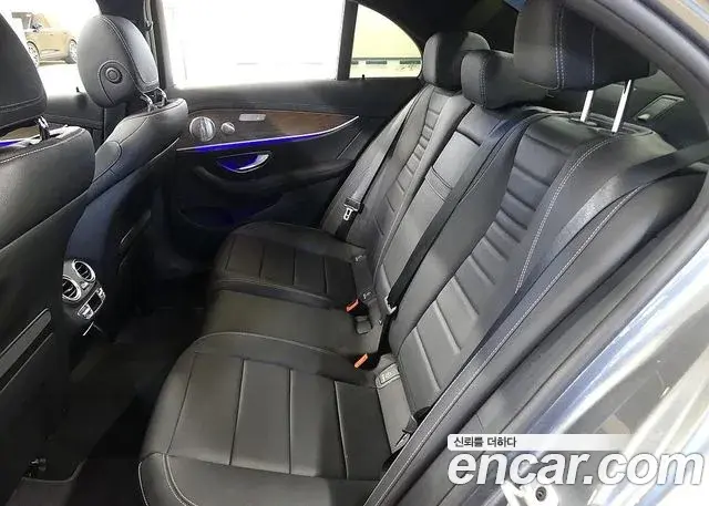 Mercedes-Benz E-Class 2021 — Photo 16/20