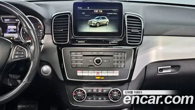 Mercedes-Benz GLE-Class 2018 — Photo 15/20