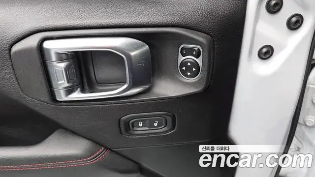 Jeep Wrangler 2019 — ფოტო 8/20