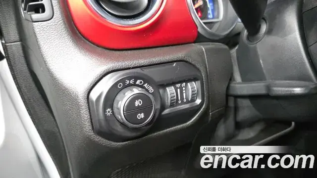 Jeep Wrangler 2019 — ფოტო 15/20