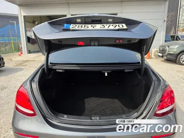 Mercedes-Benz E-Class 2018 — Photo 5/20