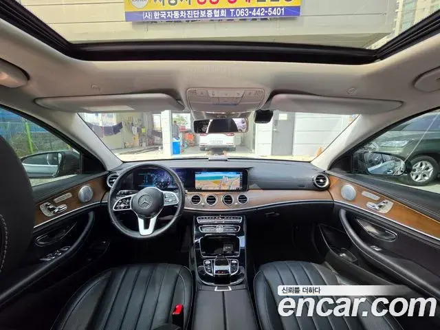 Mercedes-Benz E-Class 2018 — Photo 11/20