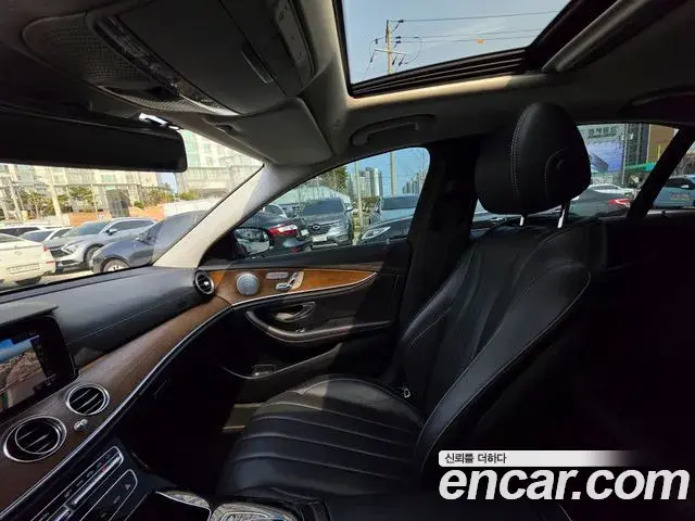 Mercedes-Benz E-Class 2018 — Photo 12/20