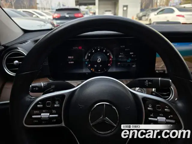 Mercedes-Benz E-Class 2018 — Photo 9/20