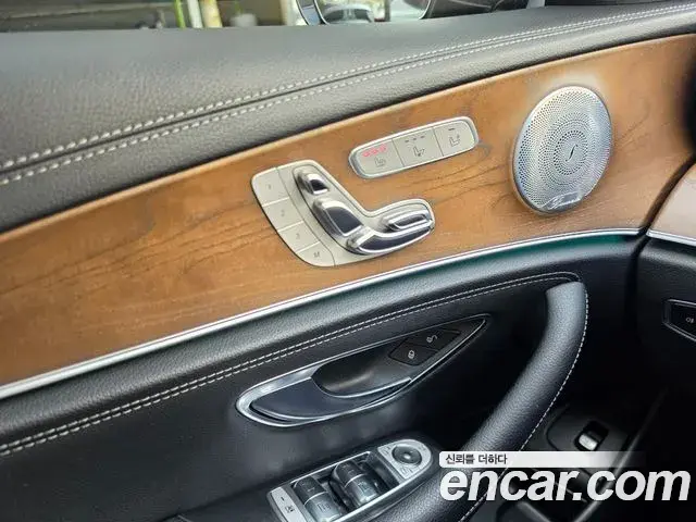 Mercedes-Benz E-Class 2018 — Photo 7/20