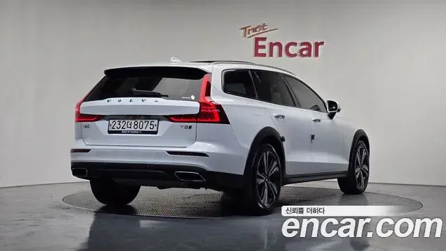 Volvo V60 Cross Country 2019 — ფოტო 14/20