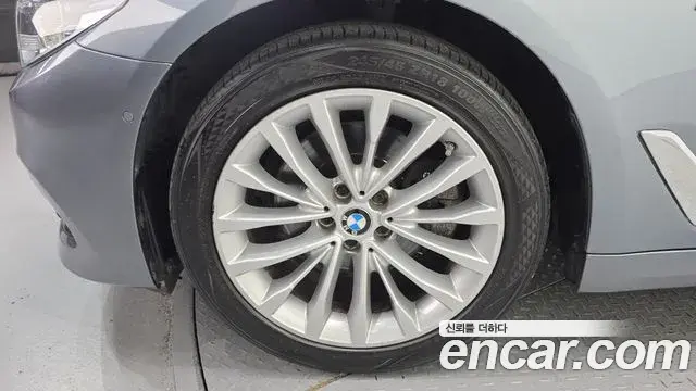 BMW 5 Series 2018 — Photo 16/32