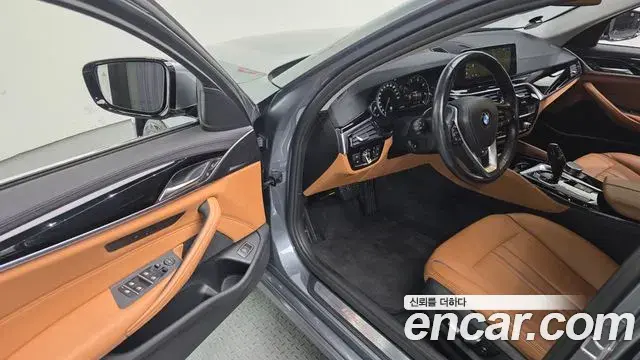 BMW 5 Series 2018 — Photo 10/32