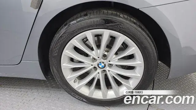 BMW 5 Series 2018 — Photo 27/32