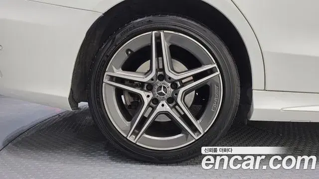 Mercedes-Benz C-Class 2020 — Photo 5/20