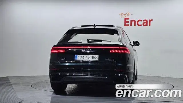 Audi Q8 2021 — Şəkil 13/20