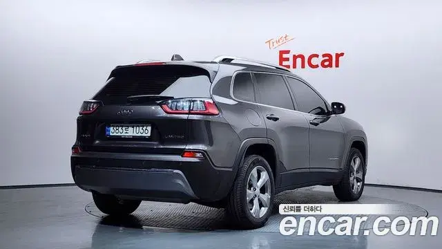 Jeep Cherokee 2021 — Şəkil 29/36