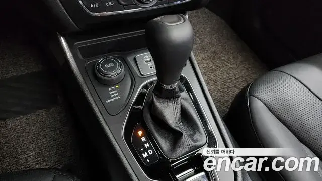 Jeep Cherokee 2021 — Şəkil 25/36